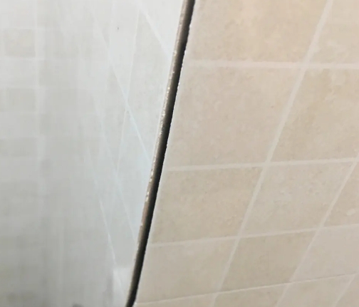 敖汉瓷砖空鼓维修公司分享阳台瓷砖脱落的修复过程可以分为以下几个步骤